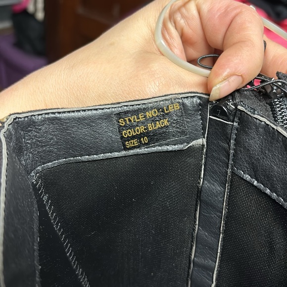 Brand new black boots with fringe - Picture 2 of 5